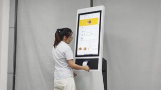 32-Zoll-Selbstbedienungskiosk mit Touchscreen und Drucker