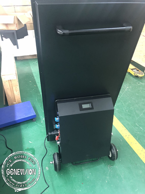 Drahtlose Batterie-tragbarer Kiosk mit den faltbaren Rädern im Freien